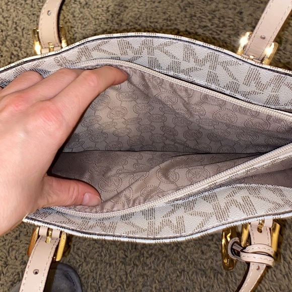 Michael Kors tote purse, MK design - Picture 7 of 9